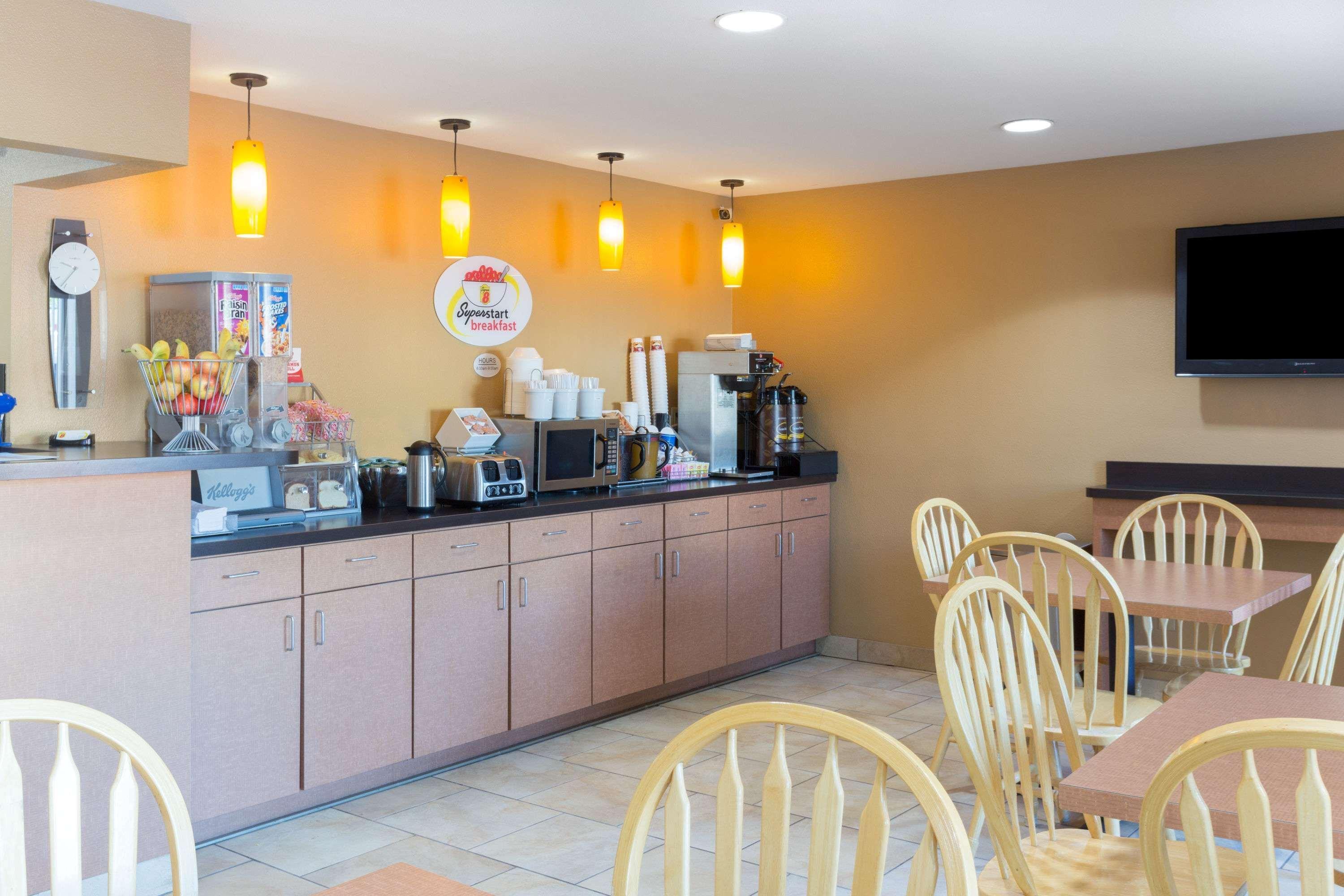 Super 8 By Wyndham Radcliff Ft. Knox Area Hotel Екстериор снимка