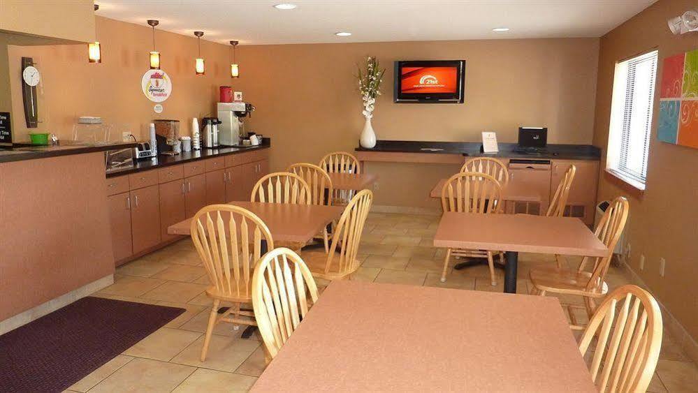 Super 8 By Wyndham Radcliff Ft. Knox Area Hotel Екстериор снимка